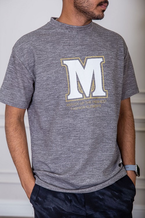 تيشيرت رجالي لون رمادي بياقة دائرية مزين بكتابات من الأمام