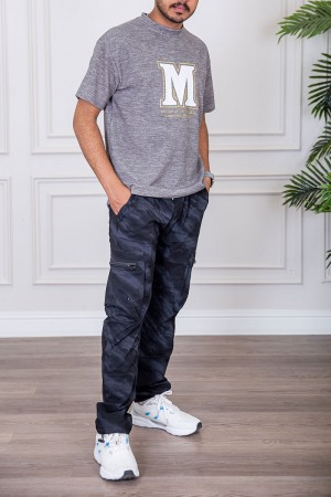 تيشيرت رجالي لون رمادي بياقة دائرية مزين بكتابات من الأمام