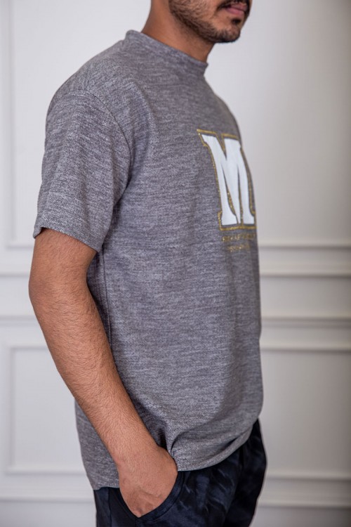 تيشيرت رجالي لون رمادي بياقة دائرية مزين بكتابات من الأمام