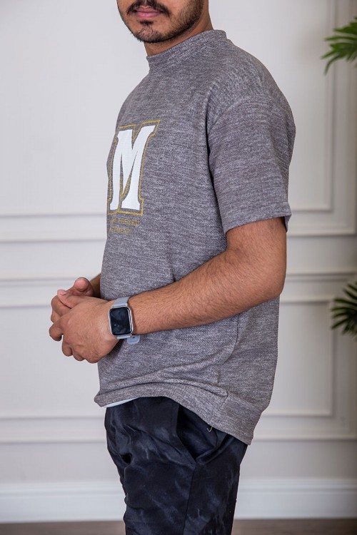 تيشيرت رجالي لون رمادي بياقة دائرية مزين بكتابات من الأمام