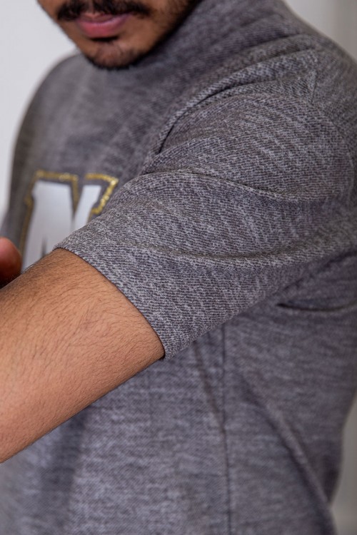 تيشيرت رجالي لون رمادي بياقة دائرية مزين بكتابات من الأمام