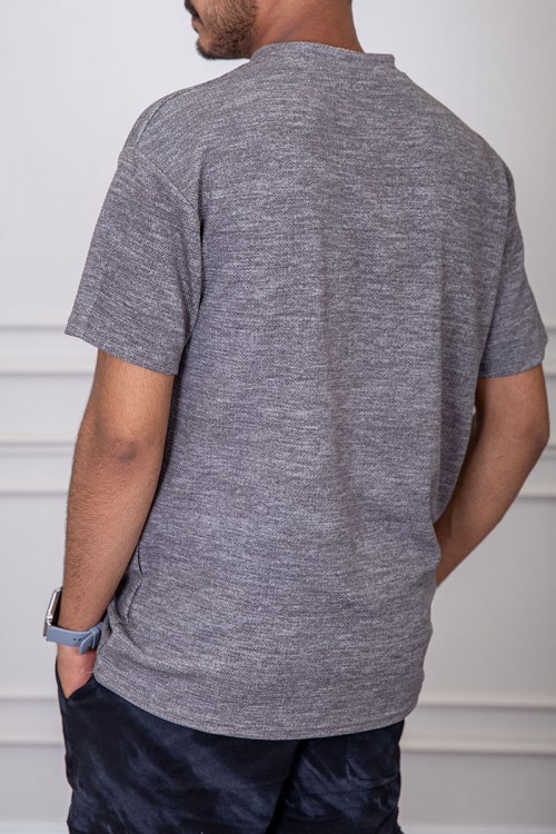 تيشيرت رجالي لون رمادي بياقة دائرية مزين بكتابات من الأمام