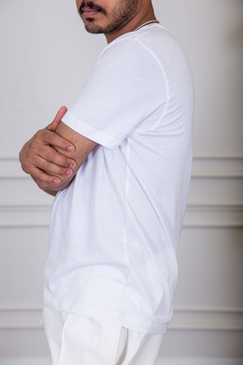 تيشيرت رجالي لون أبيض بياقة دائرية