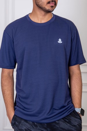 تيشيرت رجالي لون كحلي بياقة دائرية بطبعة من الأمام