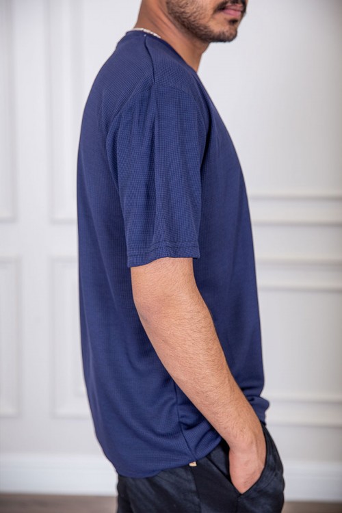 تيشيرت رجالي لون كحلي بياقة دائرية بطبعة من الأمام