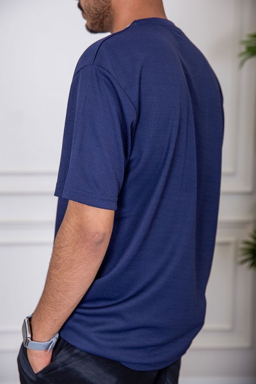 تيشيرت رجالي لون كحلي بياقة دائرية بطبعة من الأمام