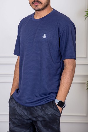 تيشيرت رجالي لون كحلي بياقة دائرية بطبعة من الأمام