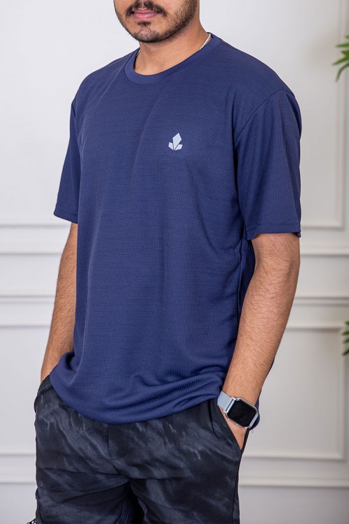 تيشيرت رجالي لون كحلي بياقة دائرية بطبعة من الأمام