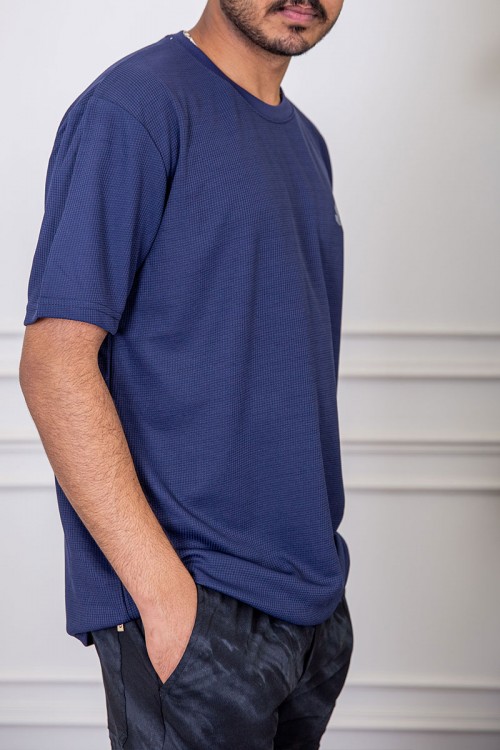 تيشيرت رجالي لون كحلي بياقة دائرية بطبعة من الأمام