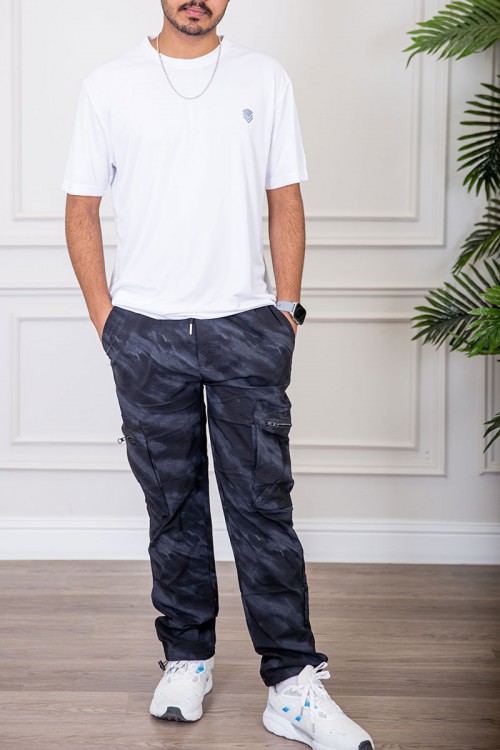 تيشيرت رجالي لون أبيض بياقة دائرية بطبعة من الأمام