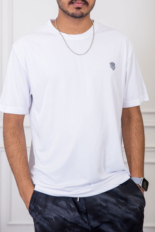 تيشيرت رجالي لون أبيض بياقة دائرية بطبعة من الأمام