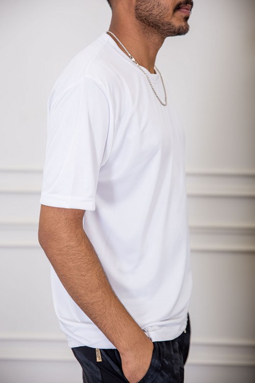 تيشيرت رجالي لون أبيض بياقة دائرية بطبعة من الأمام