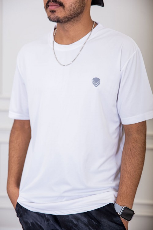 تيشيرت رجالي لون أبيض بياقة دائرية بطبعة من الأمام