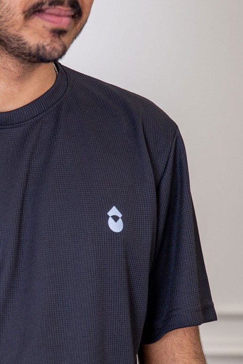 تيشيرت رجالي لون أسود بياقة دائرية بطبعة من الأمام