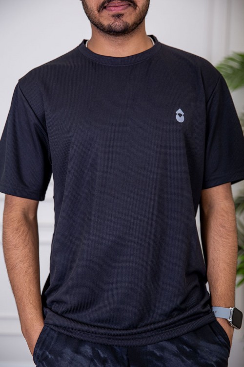 تيشيرت رجالي لون أسود بياقة دائرية بطبعة من الأمام