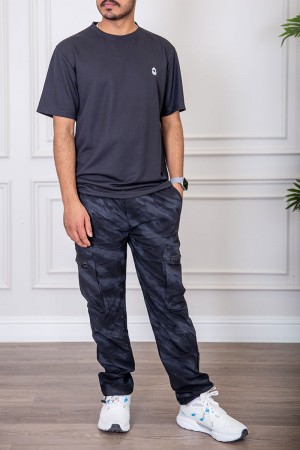 تيشيرت رجالي لون أسود بياقة دائرية بطبعة من الأمام