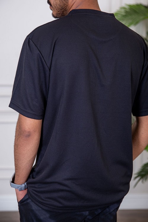 تيشيرت رجالي لون أسود بياقة دائرية بطبعة من الأمام