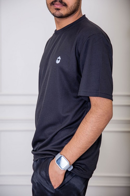 تيشيرت رجالي لون أسود بياقة دائرية بطبعة من الأمام