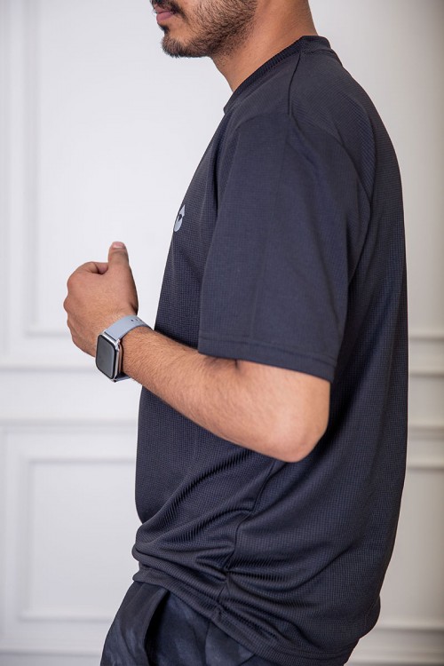 تيشيرت رجالي لون أسود بياقة دائرية بطبعة من الأمام