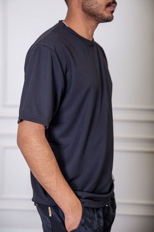 تيشيرت رجالي لون أسود بياقة دائرية بطبعة من الأمام