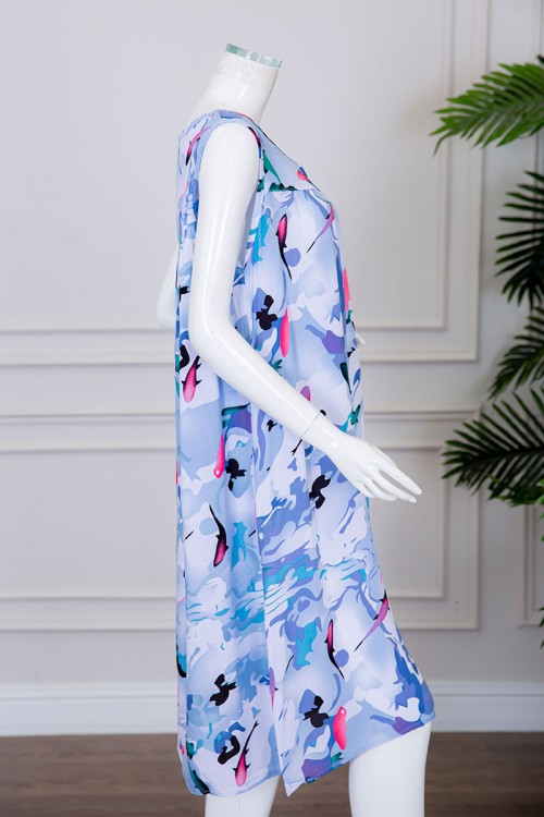 قميص نسائي قصير لون سماوي مزين برسومات ملونة ياقة دائرية بدون أكمام