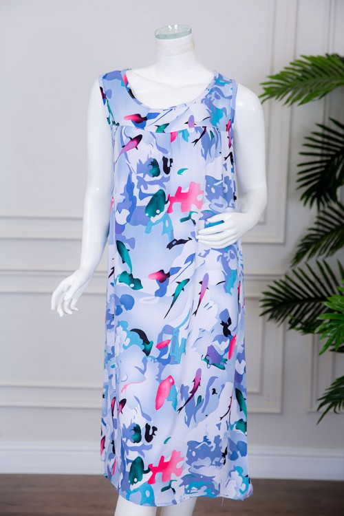 قميص نسائي قصير لون سماوي مزين برسومات ملونة ياقة دائرية بدون أكمام