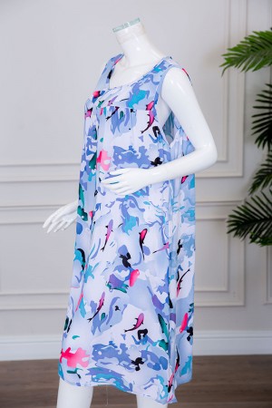 قميص نسائي قصير لون سماوي مزين برسومات ملونة ياقة دائرية بدون أكمام