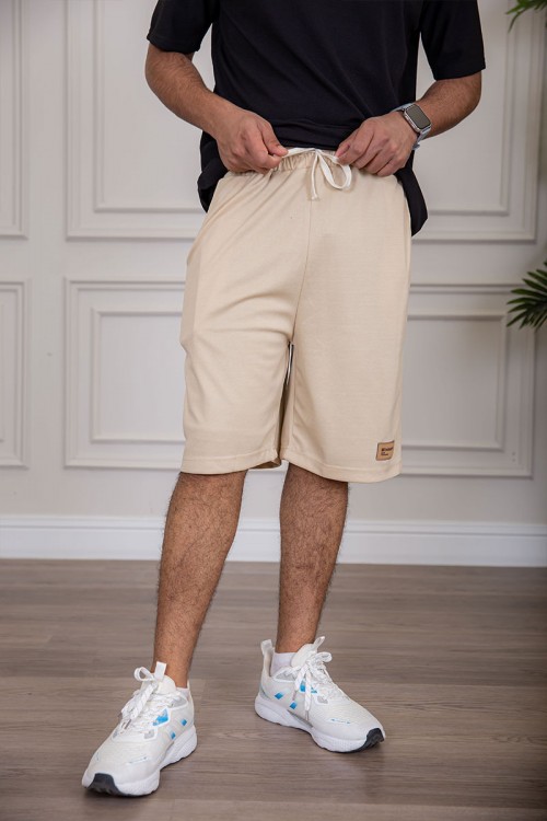 شورت رجالي لون بيج بجيوب من الجانبين و الخلف مزين بطبعة من الأمام ذو رباط في الخصر