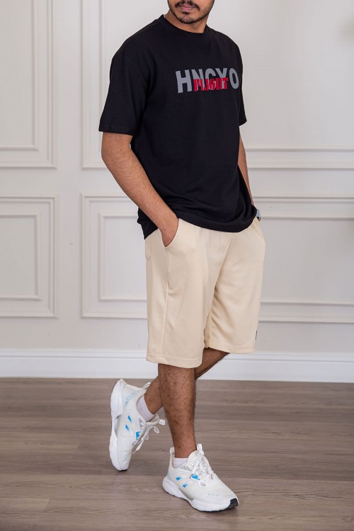 شورت رجالي لون بيج بجيوب من الجانبين و الخلف مزين بطبعة من الأمام ذو رباط في الخصر