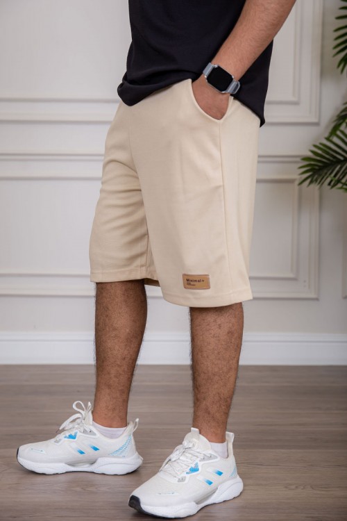 شورت رجالي لون بيج بجيوب من الجانبين و الخلف مزين بطبعة من الأمام ذو رباط في الخصر