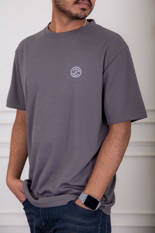 تيشيرت رجالي لون رصاصي بياقة دائرية مزين بطبعة من الأمام