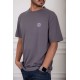 تيشيرت رجالي لون رصاصي بياقة دائرية مزين بطبعة من الأمام
