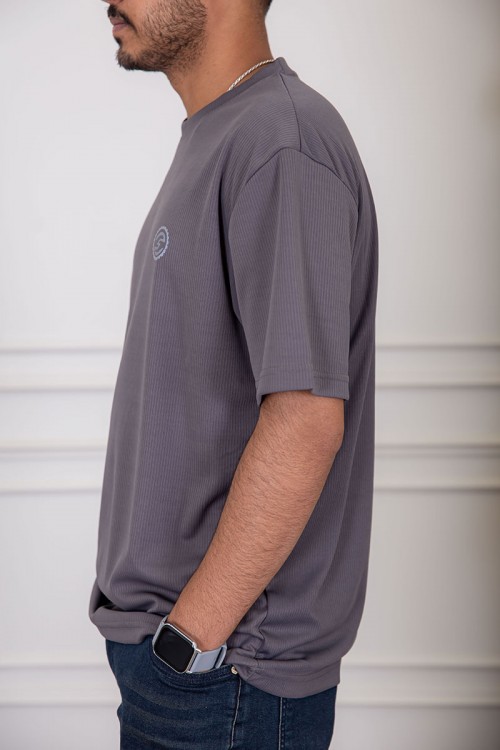 تيشيرت رجالي لون رصاصي بياقة دائرية مزين بطبعة من الأمام