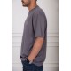 تيشيرت رجالي لون رصاصي بياقة دائرية مزين بطبعة من الأمام