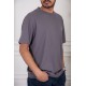 تيشيرت رجالي لون رصاصي بياقة دائرية مزين بطبعة من الأمام