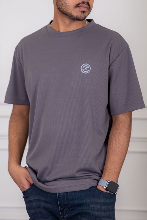 تيشيرت رجالي لون رصاصي بياقة دائرية مزين بطبعة من الأمام