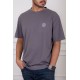 تيشيرت رجالي لون رصاصي بياقة دائرية مزين بطبعة من الأمام