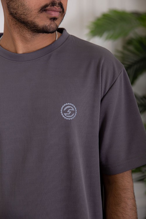 تيشيرت رجالي لون رصاصي بياقة دائرية مزين بطبعة من الأمام