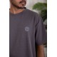 تيشيرت رجالي لون رصاصي بياقة دائرية مزين بطبعة من الأمام
