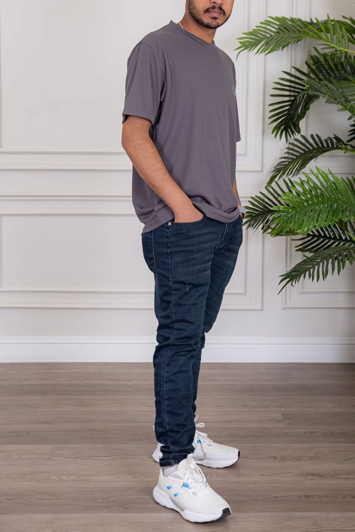 تيشيرت رجالي لون رصاصي بياقة دائرية مزين بطبعة من الأمام