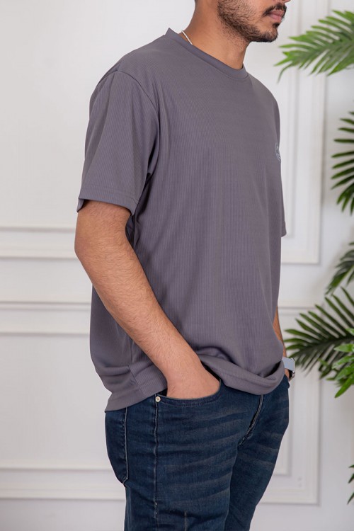 تيشيرت رجالي لون رصاصي بياقة دائرية مزين بطبعة من الأمام