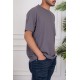 تيشيرت رجالي لون رصاصي بياقة دائرية مزين بطبعة من الأمام