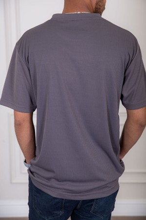 تيشيرت رجالي لون رصاصي بياقة دائرية مزين بطبعة من الأمام