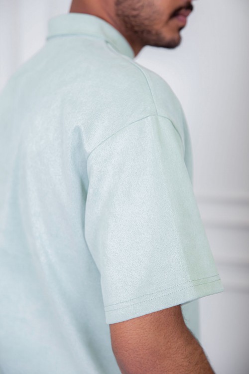 بلوزة رجالي لون تفاحي بياقة مطوية و أزرار من الأمام و بأكمام قصيرة