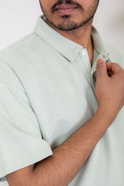 بلوزة رجالي لون تفاحي بياقة مطوية و أزرار من الأمام و بأكمام قصيرة