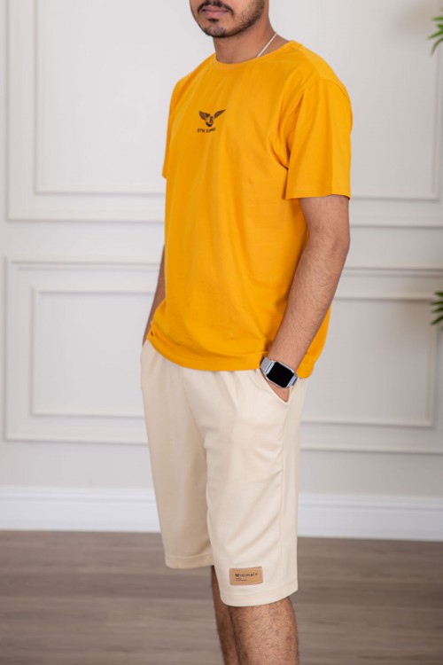 تيشيرت رجالي لون أصفر بياقة دائرية مزين بكتابات ورسومات من الأمام