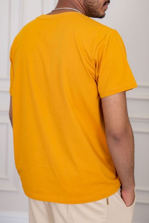 تيشيرت رجالي لون أصفر بياقة دائرية مزين بكتابات ورسومات من الأمام