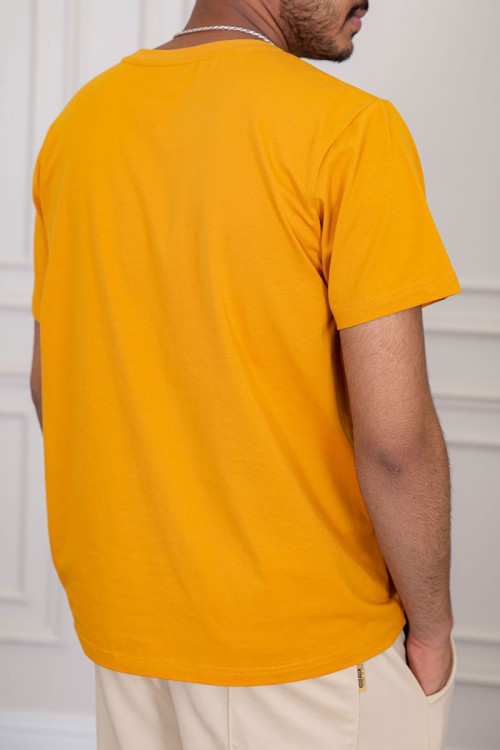 تيشيرت رجالي لون أصفر بياقة دائرية مزين بكتابات ورسومات من الأمام