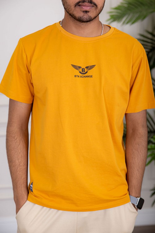 تيشيرت رجالي لون أصفر بياقة دائرية مزين بكتابات ورسومات من الأمام