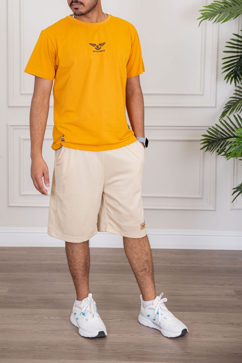 تيشيرت رجالي لون أصفر بياقة دائرية مزين بكتابات ورسومات من الأمام